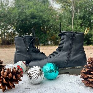 Black Doc, Martin boots